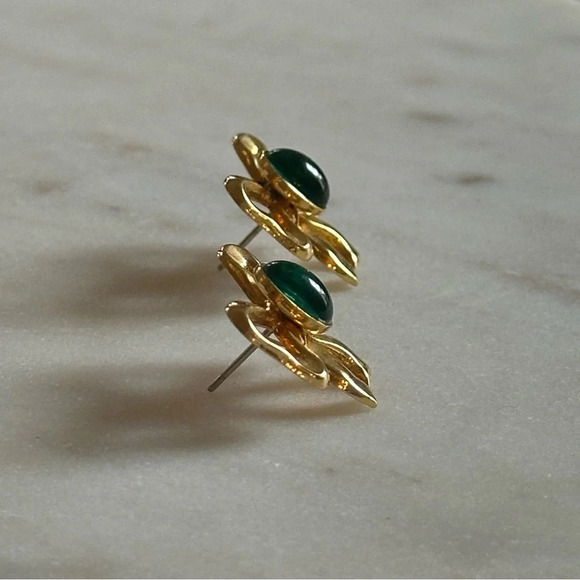 Vintage Gold Tone Bow Earrings Green Stone Coquette Dainty - Picture 6 of 7